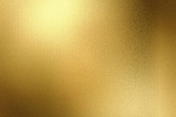 Licht glanzend op goud geschilderde metalen muur met kopieerruimte, abstracte textuur achtergrond - Foto, afbeelding