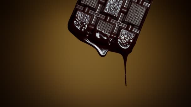 Λιωμένη υγρή μαύρη σοκολάτα στάζει από σοκολάτα μπαρ, λιωμένο ζεστό επιδόρπιο σοκολάτα ρέει - Πλάνα, βίντεο
