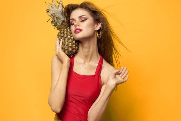 mulher com abacaxi em mãos branco t-shirt exótico verão divertido amarelo fundo - Foto, Imagem