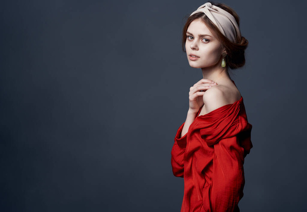 Tyylikäs nainen punainen mekko turbaani päähänsä korvakorut koruja  - Valokuva, kuva