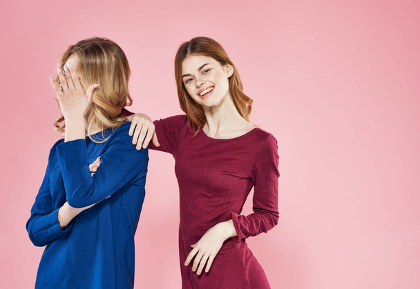 Dwie eleganckie dziewczyny przytulić komunikacji luksusowy styl życia różowy tło - Zdjęcie, obraz