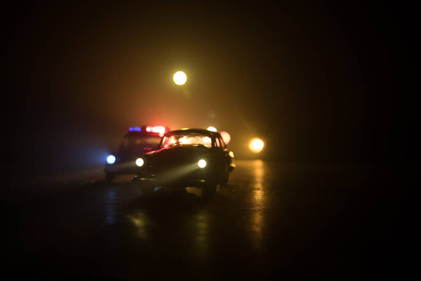 Polizeiwagen bei einer nächtlichen Verfolgungsjagd im Nebel. 911 Einsatzwagen der Polizei rasen zum Tatort. Selektiver Fokus - Foto, Bild