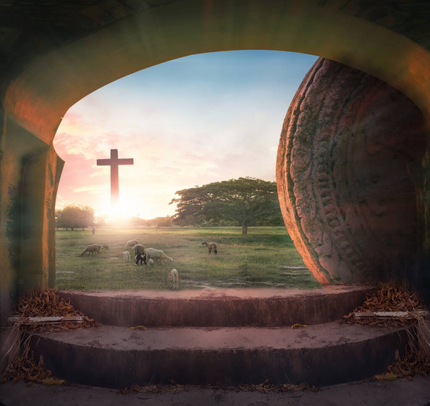 Húsvét koncepció: Sír üres és bárány keresztre feszítéssel napkeltekor - Fotó, kép
