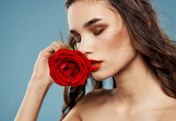 Rosa roja mujer sexy hombros desnudos maquillaje fondo azul - Foto, Imagen