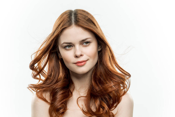 atraktivní žena kudrnaté vlasy šarm holá ramena luxus - Fotografie, Obrázek
