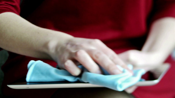 Mujer de limpieza tableta antes del trabajo
 - Metraje, vídeo