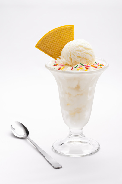 ウェーハとバニラのアイス クリーム カップ  - 写真・画像