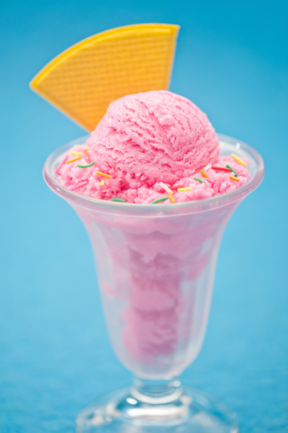 Copo de sorvete de morango com wafer
 - Foto, Imagem