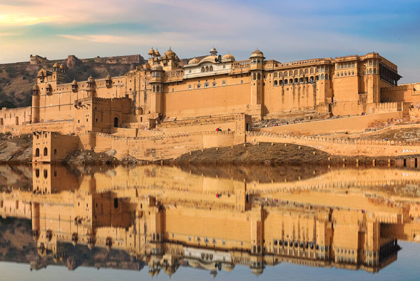 Amer Fort at Jaipur Rajasthan with mirror reflection on Sagar lake - Foto, Imagem