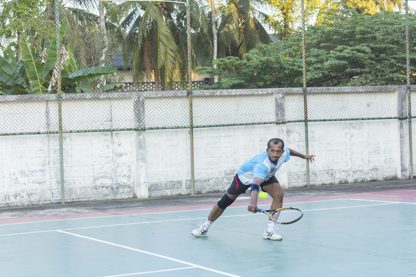 Giocare a tennis all'aperto
  - Foto, immagini
