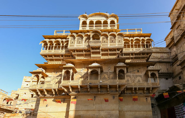 Vista maravilhosa da arquitetura interior com esculturas do forte de Jaisalmer, Rajasthan, Índia - Foto, Imagem