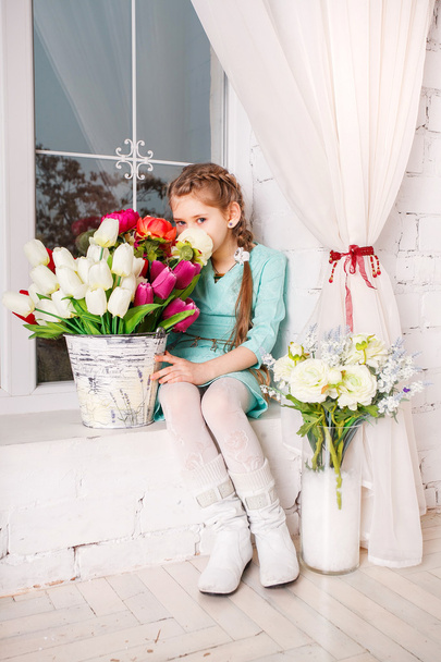 Menina bonito com flores da primavera, menina feliz com cesta de flores
. - Foto, Imagem