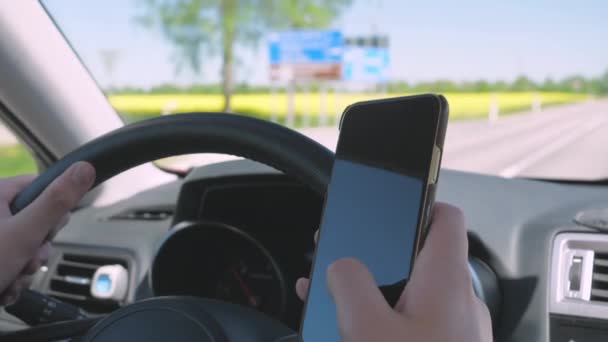 Перегляд всередині автомобіля людини під час смс
 - Кадри, відео