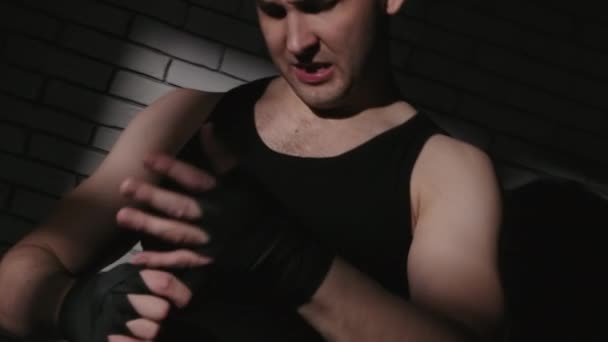 Erschießung eines Mannes mit Boxverband im Schatten - Filmmaterial, Video