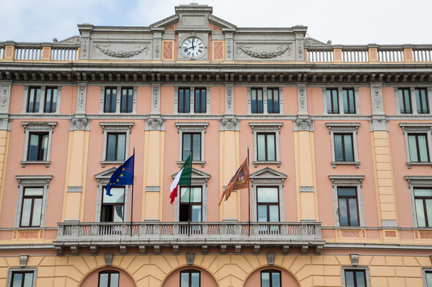 Gran Palacio Viejo de Venecia con Banderas
 - Foto, Imagen