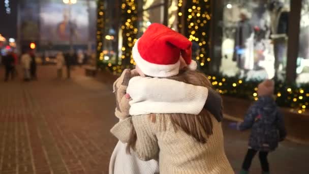 Portret van leuke jonge vrienden knuffelen elkaar - Video