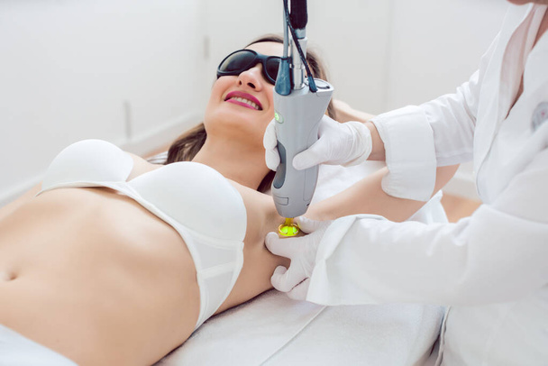 Mulher durante a remoção de cabelo usando tecnologia laser moderna - Foto, Imagem