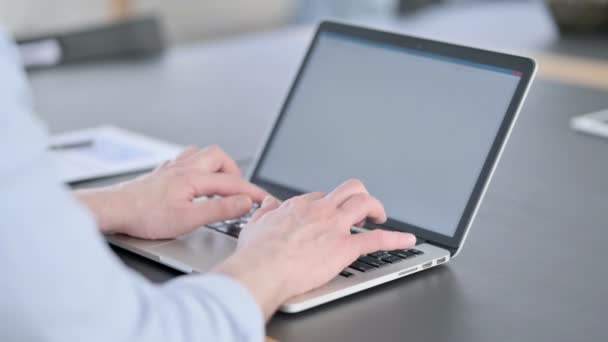 Hombre en gafas usando el ordenador portátil con pantalla blanca  - Metraje, vídeo