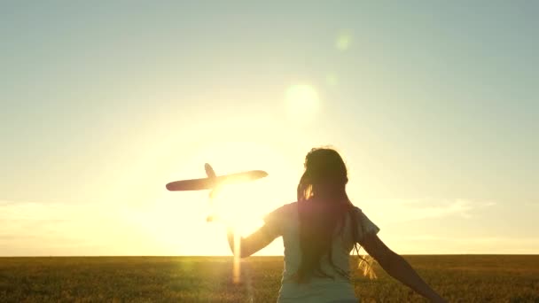 Щаслива дівчина біжить з іграшковим літаком на полі під час заходу сонця. діти грають у іграшковий літак. підліток мріє про політ і стає пілотом. дівчина хоче стати пілотом і астронавтом. Повільний рух
 - Кадри, відео