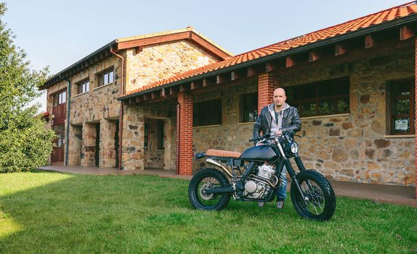 Homem posando com uma moto personalizada - Foto, Imagem