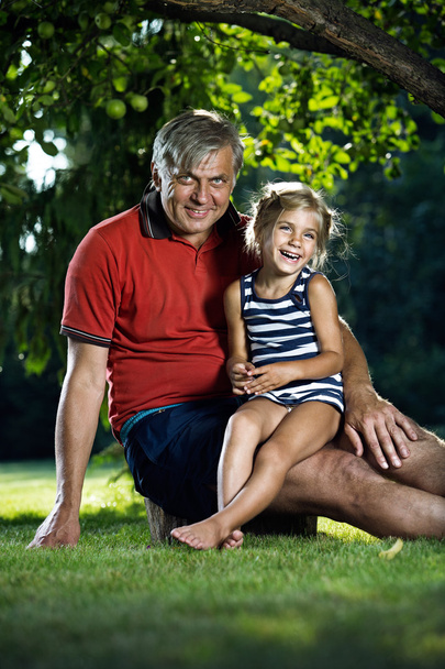 Grand-père et petite-fille En plein air
 - Photo, image