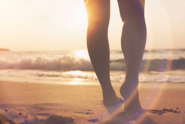Женщина ноги ходить медленной жизни и расслабиться на песке тропический пляж с голубым небом фоне. - Фото, изображение