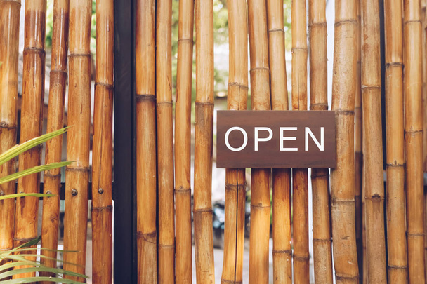 Un panneau d'affaires qui dit Ouvrir sur un café ou un restaurant accrocher à la porte à l'entrée. Style de ton de couleur vintage. - Photo, image