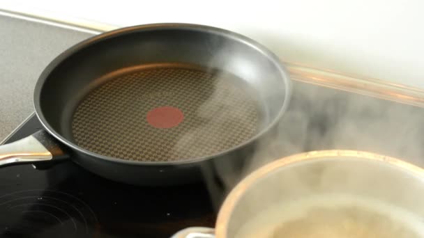 δοχείο και τηγάνι & τηγάνι στην κουζίνα - Πλάνα, βίντεο