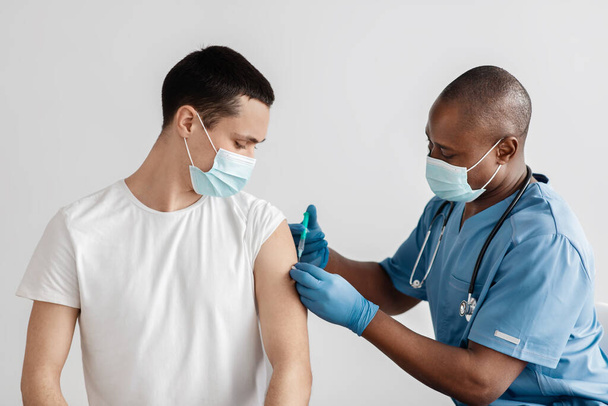 コロナウイルスの流行と医療キャンペーンに対してワクチン接種を受ける時間 - 写真・画像