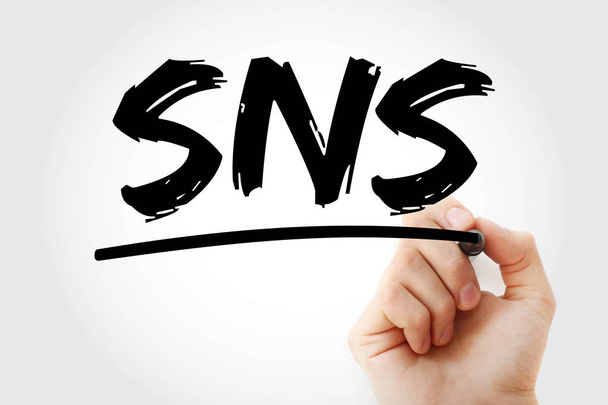 SNS - acrónimo de Social Network Service con marcador, fondo conceptual - Foto, imagen