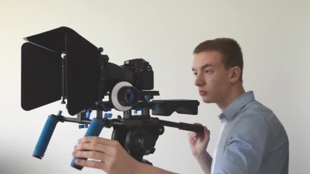 muž filmy s profesionální kamerou - Záběry, video