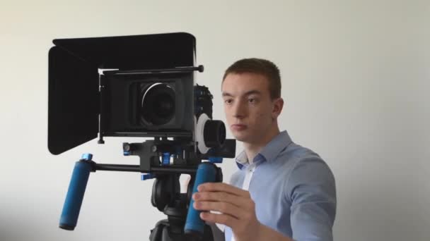 muž filmy s profesionální kamerou - Záběry, video