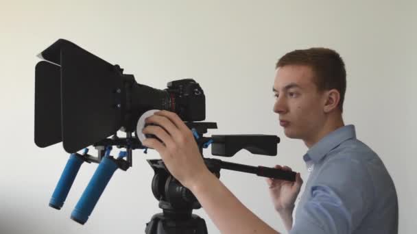 Mann filmt mit professioneller Kamera und Lächeln - Filmmaterial, Video