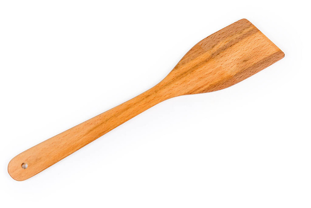 Mutfak spatulası, beyaz arka planda çubuksuz tavalarda pişirmek için kullanılan doğal kayın ağacından yapılmıştır. - Fotoğraf, Görsel