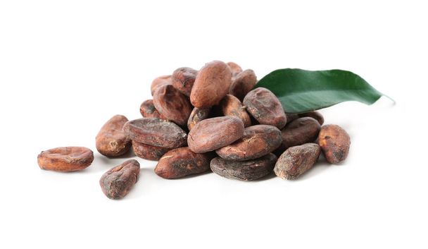 Куча бобов какао на белом фоне - Фото, изображение