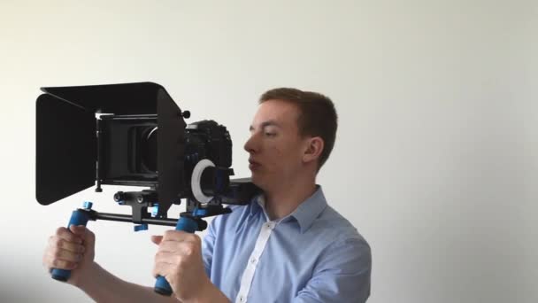 Man films with professional camera - Footage, Video