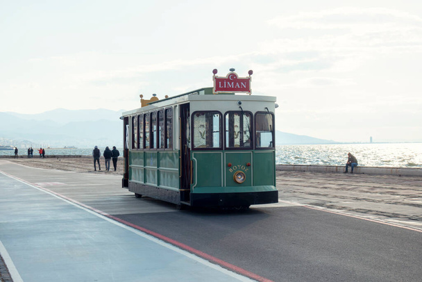 Pääsy historialliseen raitiovaunuun Izmirin rannalla - Valokuva, kuva