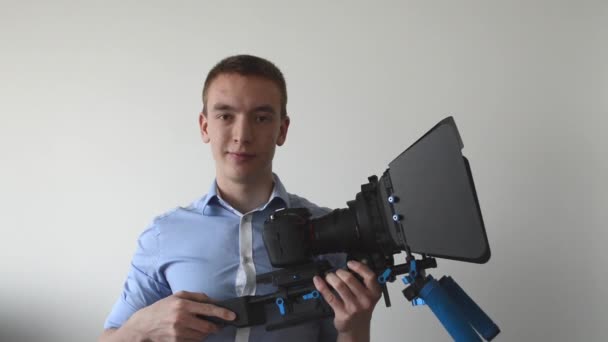 Man with professional camera (rig) and smiles - Footage, Video