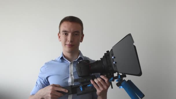 muž s profesionální kamerou (plošinu) a úsměvy - Záběry, video