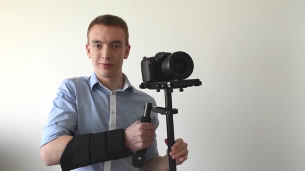 Mann mit professioneller Kamera (Steadicam)) - Filmmaterial, Video
