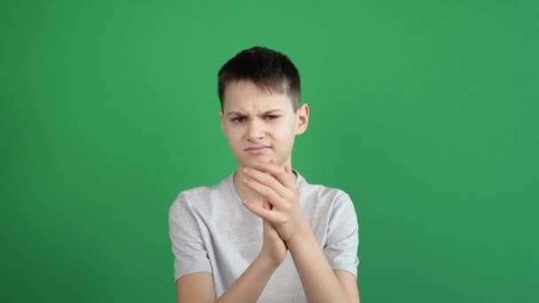Molesto disgustado adolescente escéptico aplaudiendo las manos sobre fondo de pantalla verde - Imágenes, Vídeo
