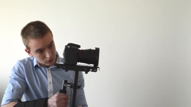 muž filmy s profesionální kamerou (steadicam) - Záběry, video