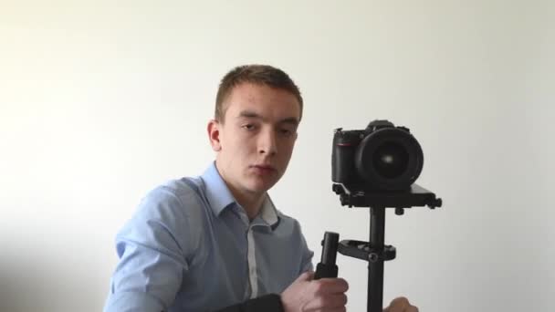 Mann filmt mit professioneller Kamera (Steadicam)) - Filmmaterial, Video