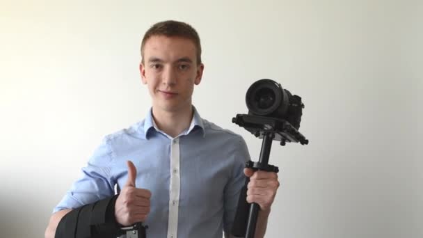 man met professionele camera (steadicam) en glimlacht - Video
