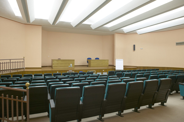 sala konferencyjna z białym dachem i krzesła - Zdjęcie, obraz