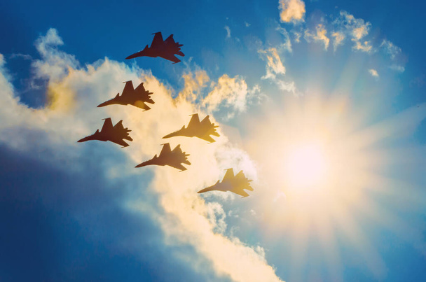 Ryhmä hävittäjiä lentää kirkas aurinko taivaalla - Valokuva, kuva