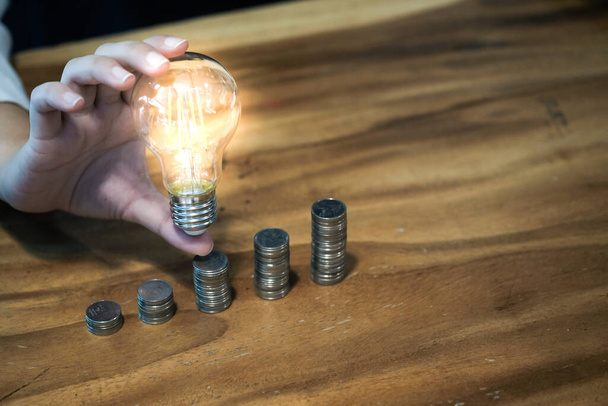nápad na úsporu mincí s žárovkou pro investování Koncepce a inovace - Fotografie, Obrázek