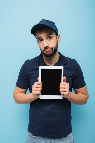 chateado mensageiro muçulmano segurando tablet digital com tela em branco isolado em azul - Foto, Imagem