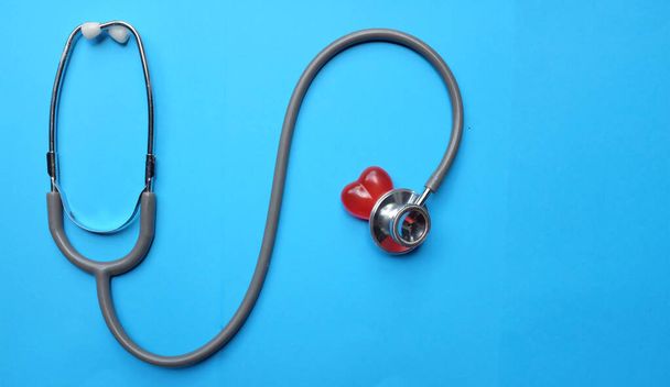  stetoskop z czerwonymi sercami na niebieskim tle, rozpoznanie choroby serca - Zdjęcie, obraz