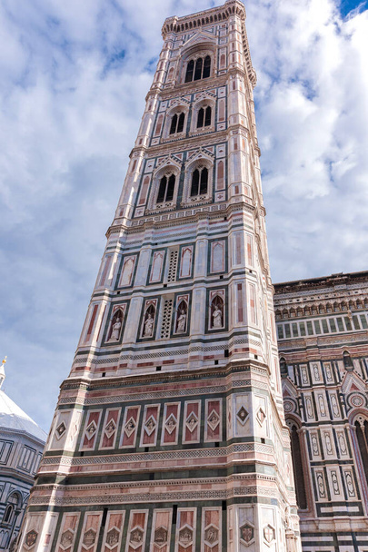 Firenze.Veduta del campanile di Giotto dal basso.Torre su sfondo di cielo azzurro con nuvole bianche. - Foto, immagini